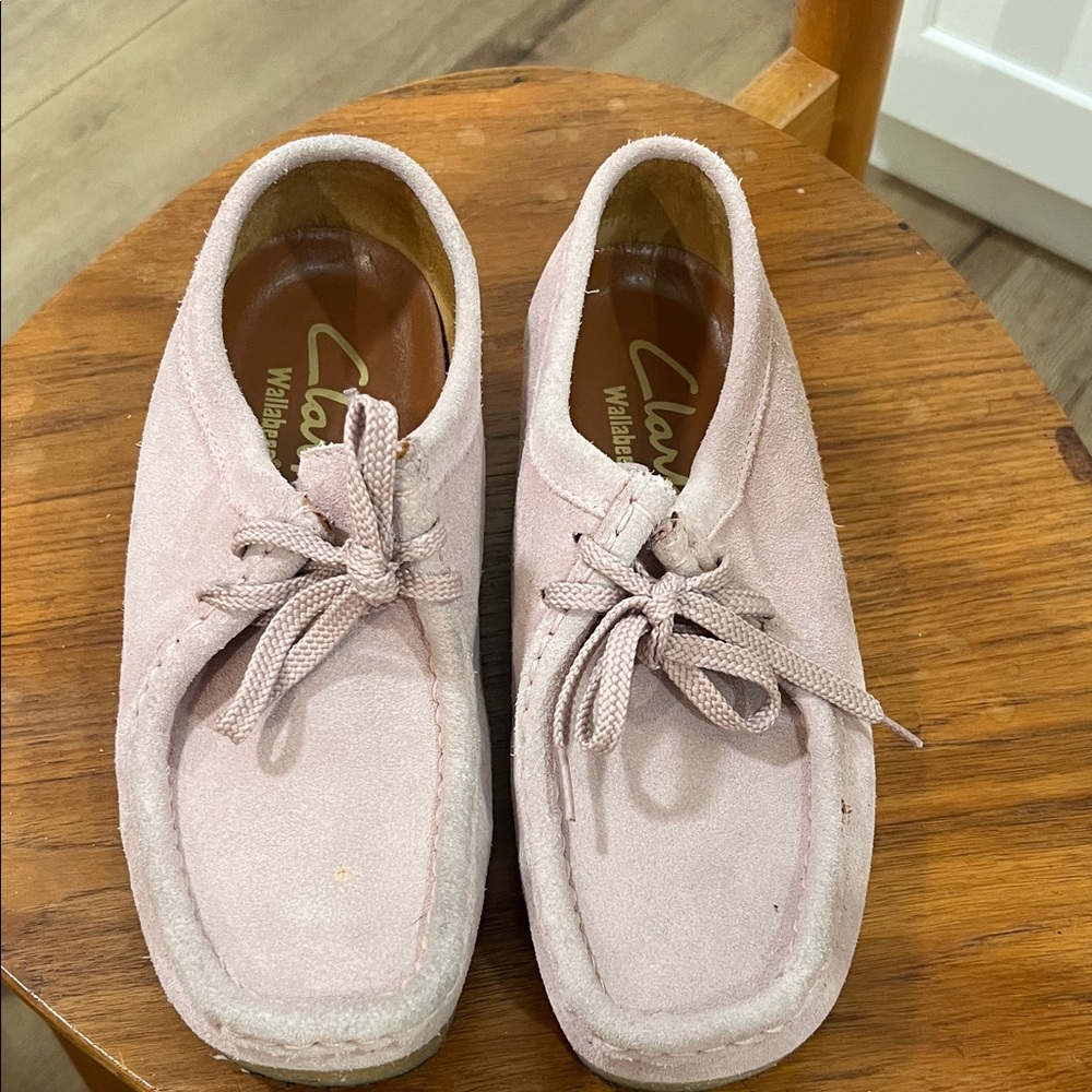 Clarks Wallabee Moccasin Lace-Up Shoes in Light Pink Suede